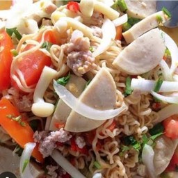 ยำมาม่าหมูสับหมูยอ