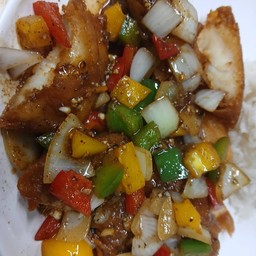 ข้าวปลาดอลลี่ผัดพริกไทยดำ