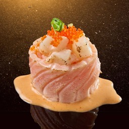 ข้าวปั้นปลาแซลมอนพันรอบหอยเชลล์ซอสลาวา