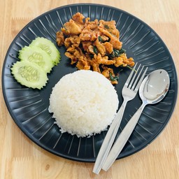 ข้าวผัดกระเพราไก่กรอบ