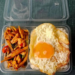 ข้าวกล่อง+กะเพราหมูชิ้นหน่อไม้เหลือง
