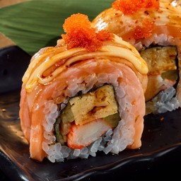 โรลปลาแซลมอนและครีบปลาตาเดียว (8คำ)