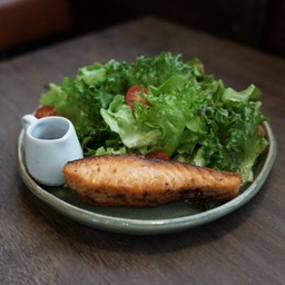 Grilled Salmon Salad