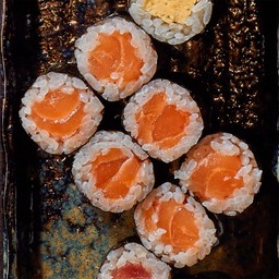 ข้าวห่อสาหร่ายไส้ปลาแซลมอน