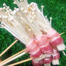 สามชั้นพันเห็ดเข็มทอง