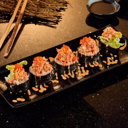 ข้าวห่อสาหร่ายไส้ปลาทูน่า ซอสสไปซี่