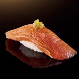 ข้าวปั้นหน้าท้องปลาทูน่าหมักโชยุ