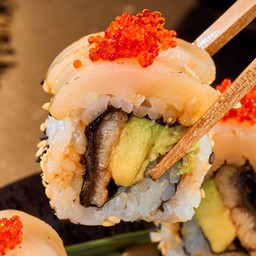 โรลหอยเชลล์ ห่อปลาไหลและอะโวคาโด โรยหน้าด้วยไข่ปลาบิน (5คำ)