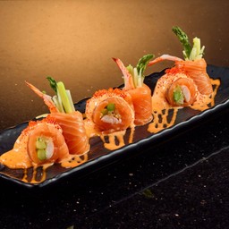 โรลปลาแซลมอน ห่อหน่อไม้ฝรั่ง กุ้ง และแตงกวา ราดซอสเมนไท(6คำ)