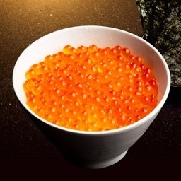 ข้าวหน้าไข่ปลาแซลมอน