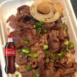 [อร่อยซ่ากับโค้ก] ข้าวหน้าเนื้อย่างพ่นไฟ +  โค้ก ออริจินัล (ขวด)