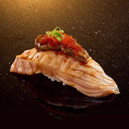 ข้าวปั้นหน้าปลาแซลมอน ซอสฟัวกลาส์