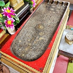พระพุทธบาทจำลอง