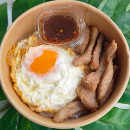 ข้าวหมูแดดเดียว + ไข่ดาว พร้อมน้ำจิ้มแจ่ว (สูตรดั้งเดิม)