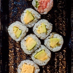 ข้าวห่อสาหร่ายไส้อะโวคาโด