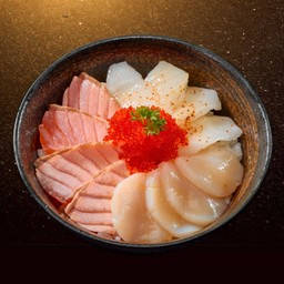 ข้าวหน้าปลาแซลมอน หอยเชลล์ และครีบปลาตาเดียว