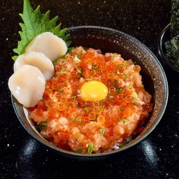 ข้าวหน้าปลาแซลมอนสับและหอยเชลล์