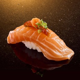 ข้าวปั้นหน้าปลาแซลมอน ซอสพอนสึเจลลี่