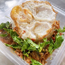 ข้าวกระเพราไก่สับ+ไข่เยี่ยวม้า