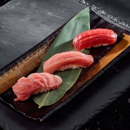 ชุดข้าวปั้นหน้าปลาทูน่าครีบน้ำเงิน