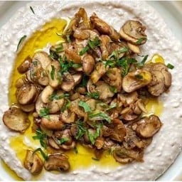HUMMUS WITH MUSHROOMS