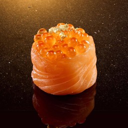 ปลาแซลมอนพันรอบไข่ปลาแซลมอน