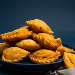 ขนมกะหรี่ปั้บสูตรงาดำ by Golden Puffs สนามบินน้ำ