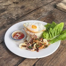 ข้าวกระเพราปลาหมึกก