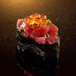 ข้าวปั้นสาหร่ายพันรอบทูน่าและไข่ปลาแซลมอน