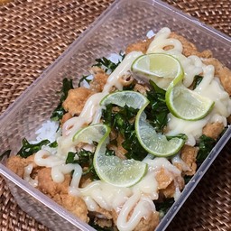 ข้าวไก่ทอดซอสมะนาว