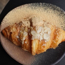 Almond Crossiant