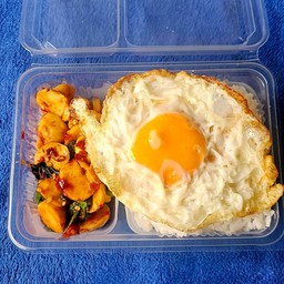ข้าวกล่อง+กะเพราลูกชิ้นหมูหน่อไม้เหลือง