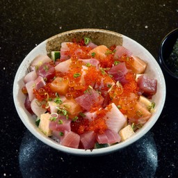 ข้าวหน้าปลาดิบรวมหั่นเต๋า