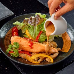 ปลาแซลมอนย่าง สลัดเห็ดญี่ปุ่น