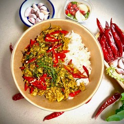 คั่วกลิ้งหมู (ใต้แท้) ราดข้าว