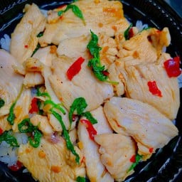 กะเพราอกไก่ โปรตีนล้นราดข้าว