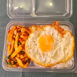 ข้าวกล่อง+กะเพราไก่หน่อไม้เหลือง