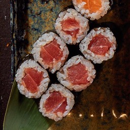 ข้าวห่อสาหร่ายไส้ปลาทูน่า