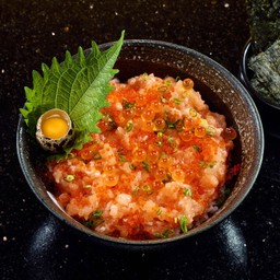 ข้าวหน้าปลาแซลมอนสับ