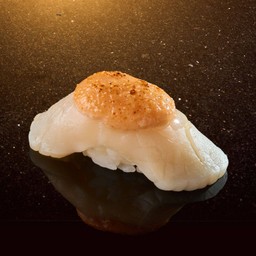 ข้าวปั้นหน้าหอยเชลล์ ซอสเมนไท