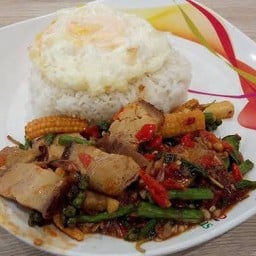 ผัดขี้เมาหมูกรอบราดข้าว