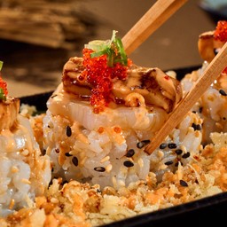 โรลหอยเชลล์และฟัวกราส์ สอดไส้ไข่หวาน ปูอัด และแตงกวา(5คำ)