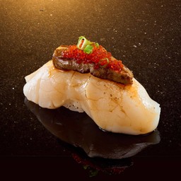 ข้าวปั้นหน้าหอยเชลล์ ฟัวกลาส์