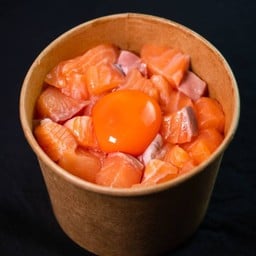 ข้าวหน้าปลาแซลมอนหั่นเต๋า