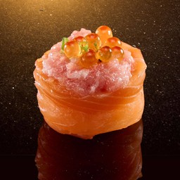 ข้าวปั้นปลาแซลมอนพันรอบโทโร่สับและไข่ปลาแซลมอน