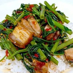 ผัดผักบุ้งหมูกรอบไข่ดาว