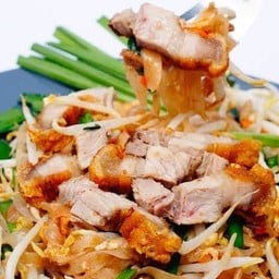 ผัดไทยหมูกรอบ