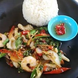 ผัดขี้เมาทะเล ราดข้าว