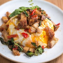 ข้าวไข่ขยี้กระเพราหมูกรอบ