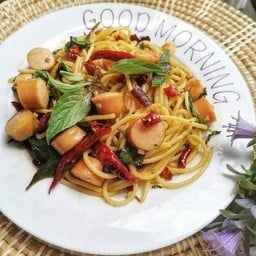 สปาเก็ตตี้ผัดพริกแห้งไส้กรอก